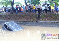 Belajar Nyetir Grand Livina Nyemplung ke Kali di Tangerang