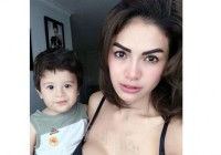 Nikita Mirzani pamer Bra saat Berpose dengan Anak