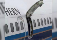 Penumpang Buka Pintu Pesawat untuk Mencari Udara Segar