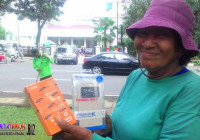 Cerita Bu Tuti Yang Di Beri Ponsel Oleh Ahok