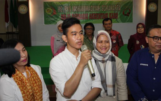 Jokowi dan Iriana Tidak Berani gendong Cucu Pertamanya