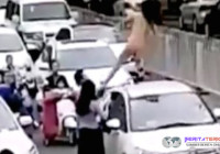 Stres Waktu Jalan Macet, Perempuan Ini Menari di Atas Mobil Dengan Kondisi Bugil