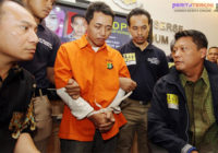 Agus Semprotkan Pengharum Reuangan dan Kopi Untuk Menghilangkan Bau Busuk