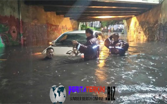 Mobil Innova Tenggelam Di Terowongan Viaduk Gubeng, 3 Penumpang Selamat
