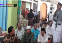 Ahok Dengarkan Ceramah di Masjid Nurul Iman Dengan Serius