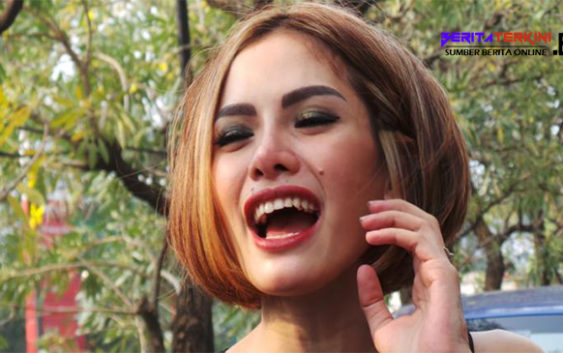 Nikita Mirzani Tak Risih Jika Hanya Pake BH saat Jalan-jalan