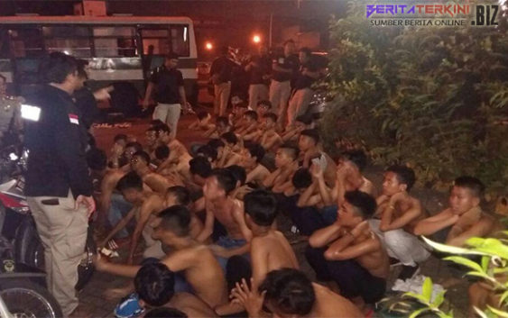 Pemuda Tawuran Lantaran Saling Ejek Ketika Takbir Keliling, Mobil Mercy Jadi Sasaran