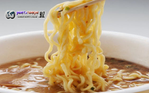 Waktu Anda Makan Mie Instan Ini Yang Akan Terjadi Pada Tubuhmu! Ngeri!