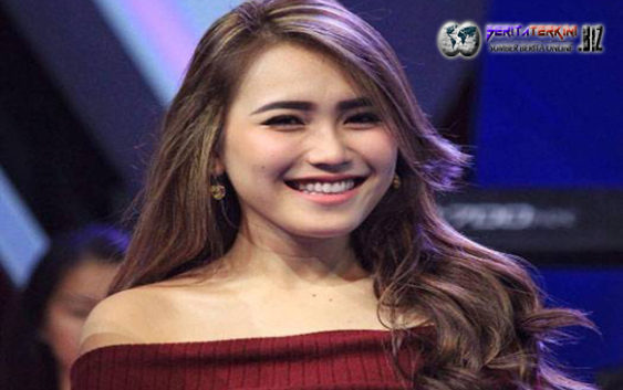 Ayu Ting Ting Menyiapkan Sapi Untuk Tetangga Di Hari Raya IDul Adha