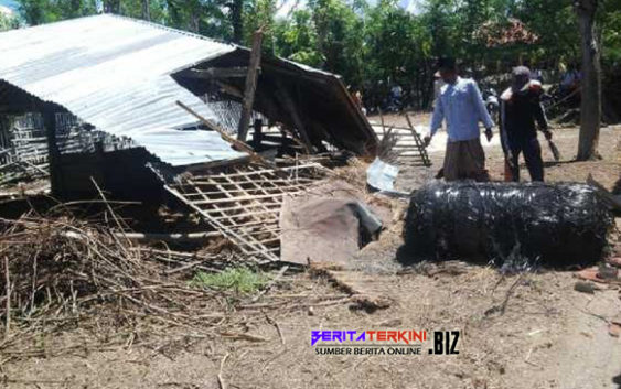 Jatuhnya Benda Misterius Dari Langit Akibatkan Hancurnya Kandang Milik Warga