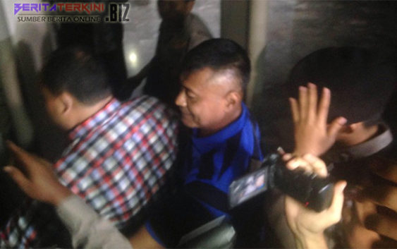 Sambil Menunduk, Bupati Banyuasin Digiring ke Gedung KPK