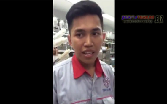 seorang Pegawai Tertangkap Basah Sembunyi HP Untuk Mengintip Wanita Di Kamar Mandi