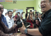 Siap Bersaing Secara Jantan, Calon Pasangan Ini Serahkan Ayam Jago Untuk Ketua KPUD