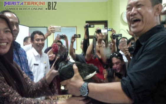 Siap Bersaing Secara Jantan, Calon Pasangan Ini Serahkan Ayam Jago Untuk Ketua KPUD