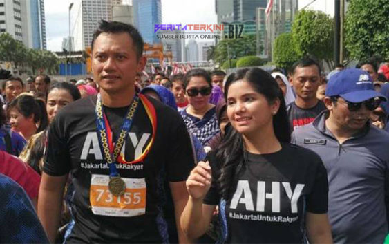 Agus Yudhoyono Ajarkan Gerakan Ala Tentara Ke Para Pendukung