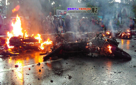 Aksi Demo Sumpah Pemuda Ricuh, Enam Motor Polisi Dibakar