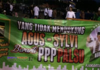 Terlihat Spanduk Ejekan PPP Djan Faridz Jelang Pengundian Terlihat Spanduk Ejekan PPP Djan Faridz Jelang Pengundian