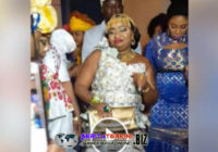 Wanita Kaya Afrika Pakai Busana dari Uang Kertas Baru