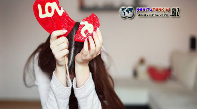 Berikut Tanda-Tanda Jika Pacar Anda Masih Memikirkan Mantannya
