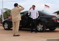 Menhan Prabowo Sambut dan Berikan Hormat Kepada Presiden Jokowi