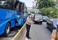 Dua Bus Transjakarta Mengalami Tabrakan Beruntun