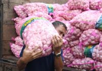 Polantas Tukar Sanksi Tilang Sopir Truck Dengan Sekarung Bawang